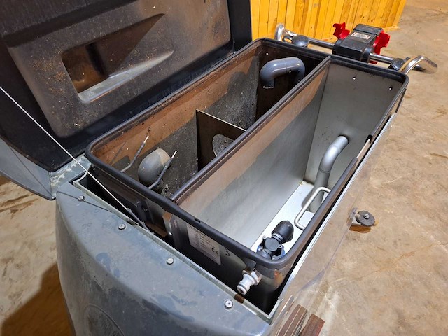 Gmbh - 71 bf 72 esa - zelfrijdende veegmachine - afbeelding 6 van  6