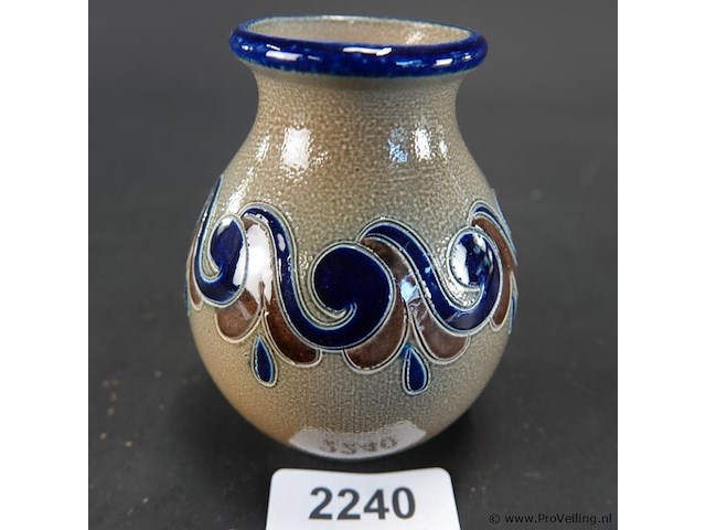 Goebel duits zoutglazuur keramiek vaasje (handarbeit) met traditionele kobaltblauwe en bruine decors uit het westerwald-gebied - afbeelding 1 van  5