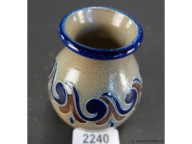Goebel duits zoutglazuur keramiek vaasje (handarbeit) met traditionele kobaltblauwe en bruine decors uit het westerwald-gebied - afbeelding 2 van  5