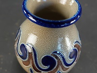 Goebel duits zoutglazuur keramiek vaasje (handarbeit) met traditionele kobaltblauwe en bruine decors uit het westerwald-gebied - afbeelding 2 van  5