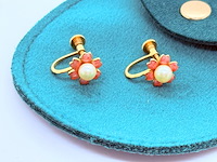 Goldplated ''flower studs'' oorbellen met akoya parel - afbeelding 1 van  5