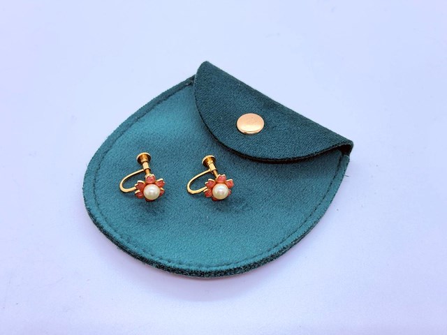 Goldplated ''flower studs'' oorbellen met akoya parel - afbeelding 2 van  5