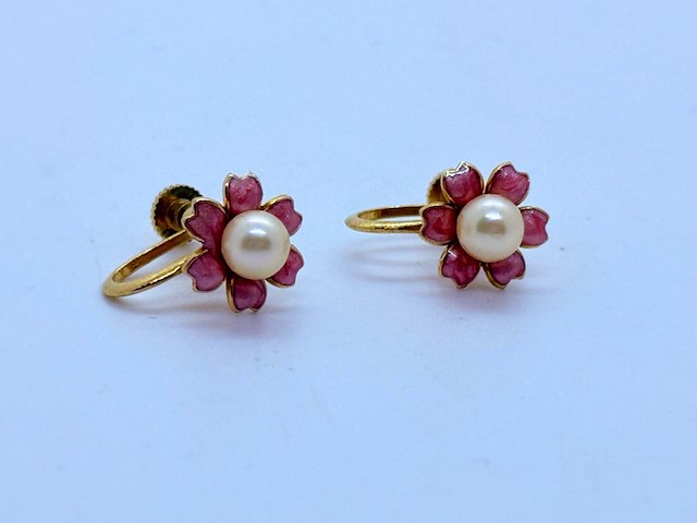 Goldplated ''flower studs'' oorbellen met akoya parel - afbeelding 3 van  5
