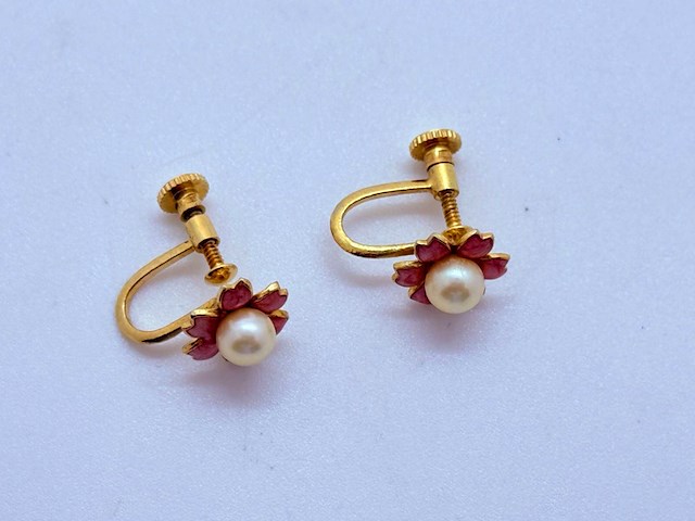 Goldplated ''flower studs'' oorbellen met akoya parel - afbeelding 4 van  5