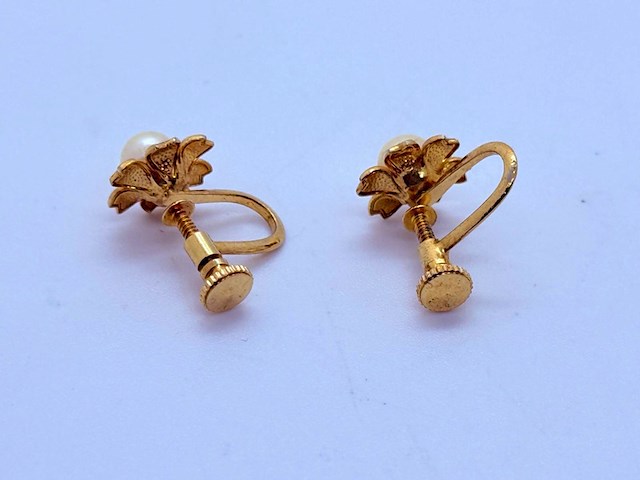 Goldplated ''flower studs'' oorbellen met akoya parel - afbeelding 5 van  5