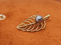 Goldplated leaf pendant met akoya parel - afbeelding 2 van  5