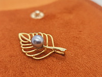 Goldplated leaf pendant met akoya parel - afbeelding 3 van  5