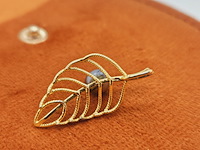 Goldplated leaf pendant met akoya parel - afbeelding 4 van  5