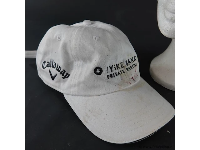 Golfpet van het merk callaway met een geborduurd callaway-logo en een "jyske bank private banking" pet - afbeelding 3 van  5