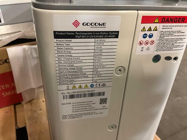 Goodwe gw5048-em hybride omvormer met opslag batterij - afbeelding 2 van  4