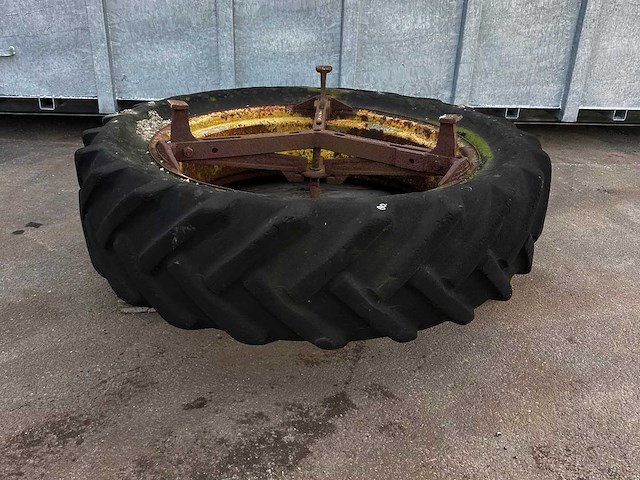 Goodyear – landbouwband 13.6-12-36 met velg en spaken (1x) - afbeelding 1 van  1
