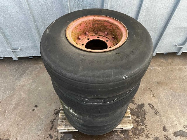 Goodyear – landbouwband 44x16 28 ply met velg 8-gaats (4x) - afbeelding 1 van  4