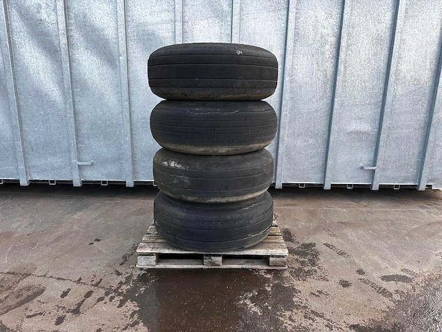 Goodyear – landbouwband 44x16 28 ply met velg 8-gaats (4x) - afbeelding 1 van  4