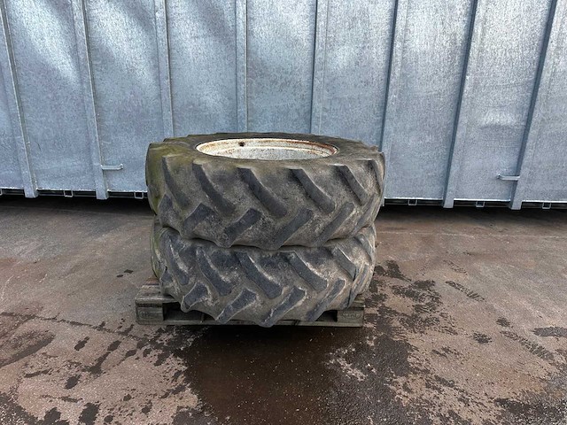 Goodyear – landbouwband dubbellucht 14.9 r28 met velg zonder spaken (2x) - afbeelding 1 van  3
