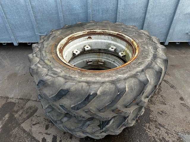 Goodyear – landbouwband dubbellucht 18.4-38 met velg zonder spaken (2x) - afbeelding 1 van  3