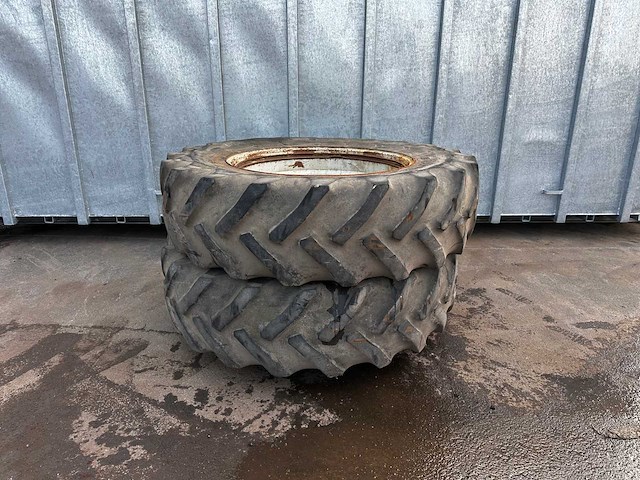 Goodyear – landbouwband dubbellucht 18.4-38 met velg zonder spaken (2x) - afbeelding 1 van  3