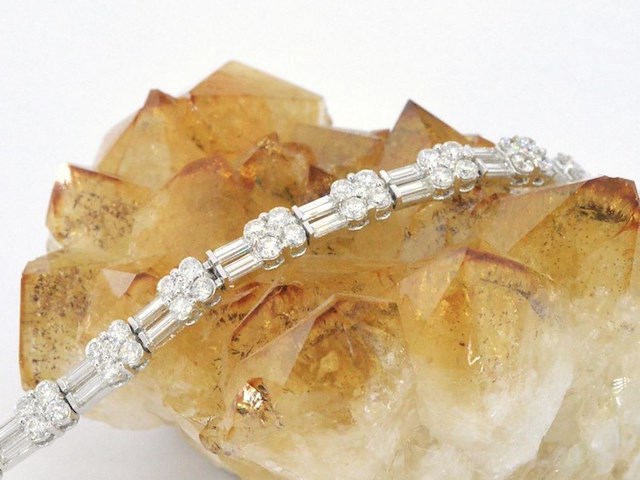 Gouden armband met briljant en baguette geslepen diamanten - afbeelding 9 van  10