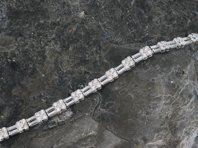 Gouden armband met briljant en baguette geslepen diamanten - afbeelding 6 van  8