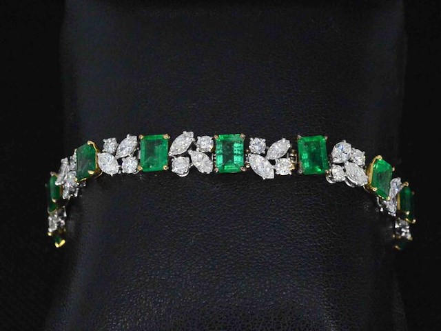 Gouden armband met diamanten en smaragden - afbeelding 2 van  6