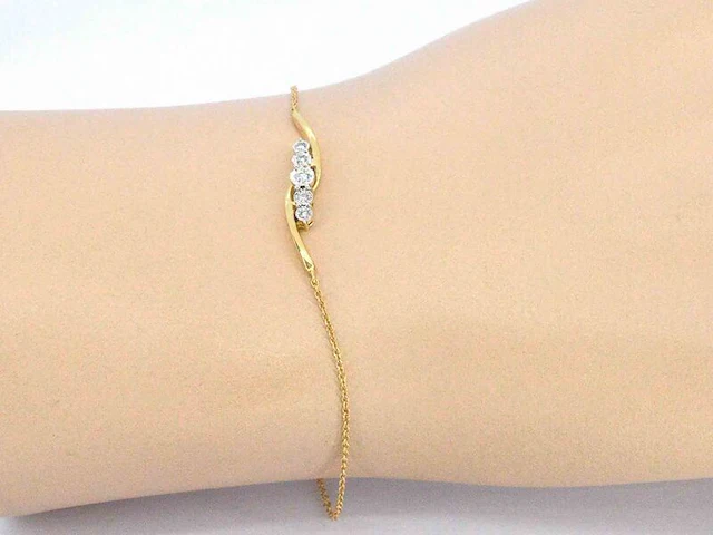 Gouden armband met diamanten in een rij gezet - afbeelding 4 van  11