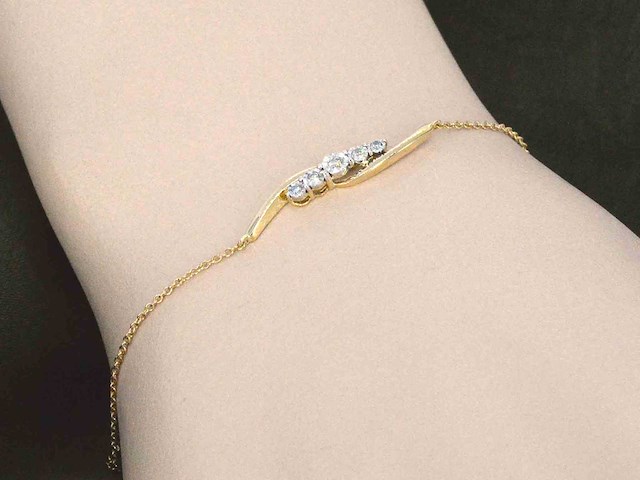 Gouden armband met rij diamanten - afbeelding 8 van  10