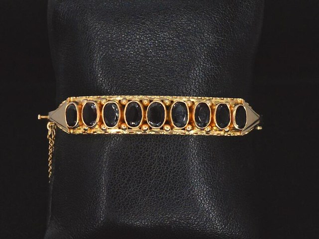 Gouden armband met rode edelstenen - afbeelding 1 van  6