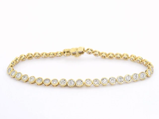 Gouden armband vol met diamanten gezet - afbeelding 1 van  9