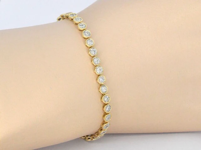 Gouden armband vol met diamanten gezet - afbeelding 2 van  9