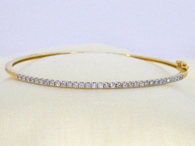 Gouden bangle armband met natuurlijke briljant geslepen diamanten - afbeelding 1 van  9