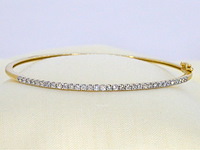 Gouden bangle armband met natuurlijke briljant geslepen diamanten - afbeelding 1 van  9