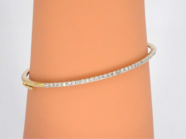 Gouden bangle armband met natuurlijke briljant geslepen diamanten - afbeelding 2 van  9