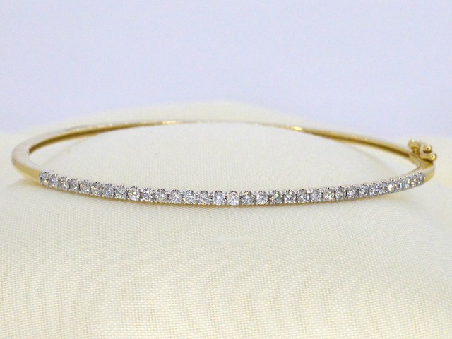 Gouden bangle armband met natuurlijke briljant geslepen diamanten - afbeelding 1 van  10