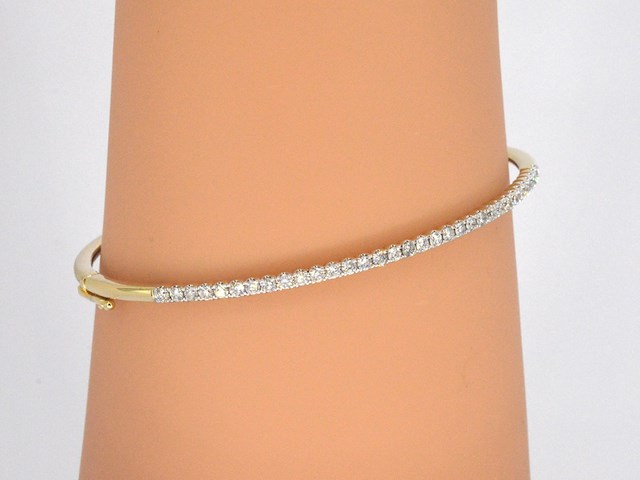 Gouden bangle armband met natuurlijke briljant geslepen diamanten - afbeelding 3 van  10