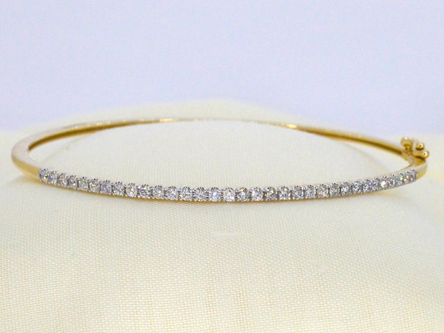 Gouden bangle armband met natuurlijke briljant geslepen diamanten - afbeelding 1 van  10