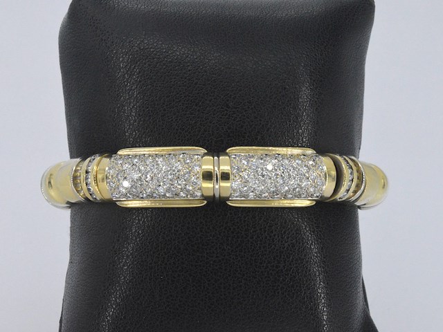 Gouden brede bangle armband met diamanten - afbeelding 2 van  9