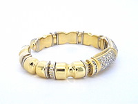 Gouden brede bangle armband met hoge kwaliteit aan diamanten - afbeelding 5 van  8