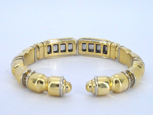 Gouden brede bangle armband met hoge kwaliteit aan diamanten - afbeelding 7 van  8