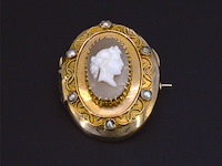 Gouden broche met camee en natuurlijke orient parels