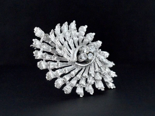 Gouden broche met diamanten - afbeelding 2 van  6