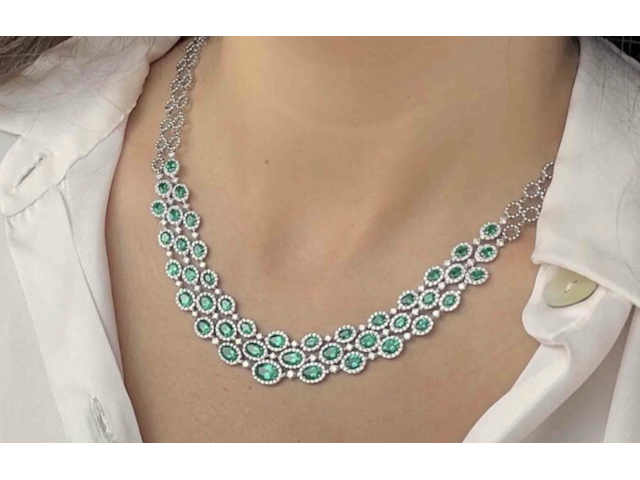 Gouden collier met diamanten en smaragden - afbeelding 2 van  2