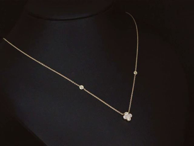 Gouden collier met diamanten hanger klaver vier - afbeelding 1 van  8