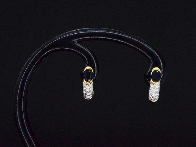 Gouden creolen briljant geslepen natuurlijke diamanten en blauwe saffieren - afbeelding 1 van  7