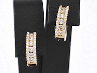 Gouden creolen met drie rijen diamanten - afbeelding 1 van  11