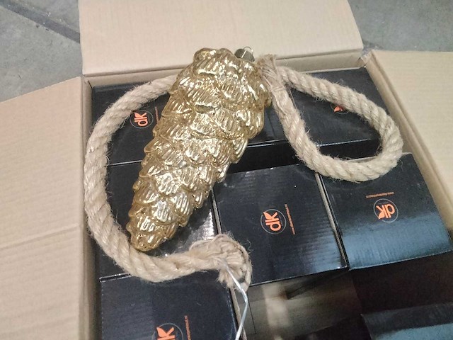 Gouden dennenappel met touw incl. led verlichting. (9x) - afbeelding 1 van  3