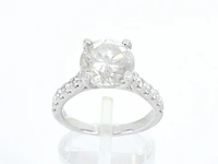 Gouden diamanten solitair ring met een grote diamant van 4.00 carat en kleine diamanten