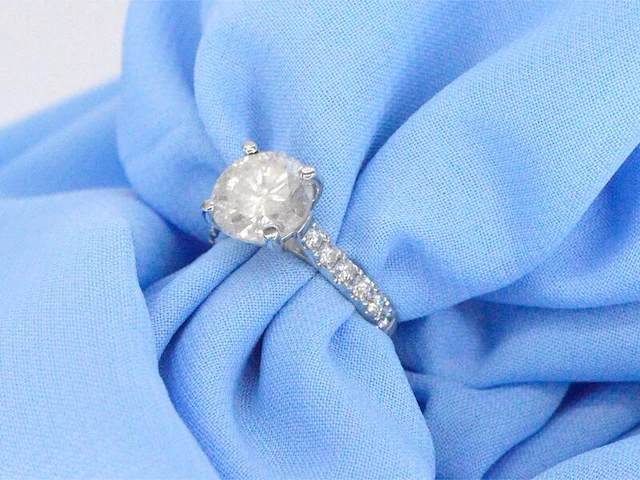 Gouden diamanten solitair ring met een grote diamant van 4.00 carat en kleine diamanten - afbeelding 2 van  7