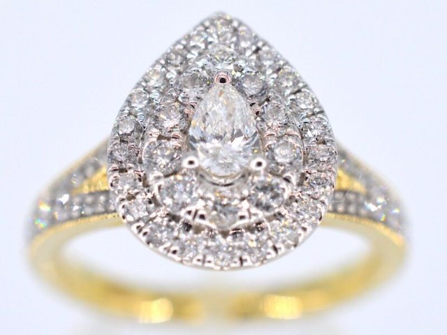 Gouden druppelvormige entourage ring met diamanten - afbeelding 1 van  6