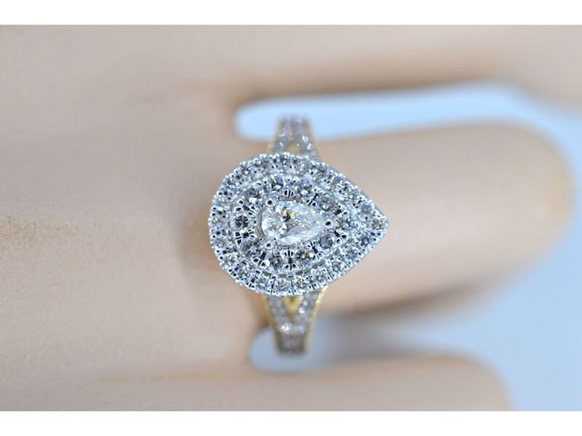 Gouden druppelvormige entourage ring met diamanten - afbeelding 2 van  6