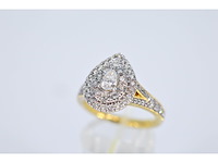 Gouden druppelvormige entourage ring met diamanten - afbeelding 3 van  6