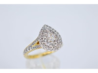 Gouden druppelvormige entourage ring met diamanten - afbeelding 4 van  6